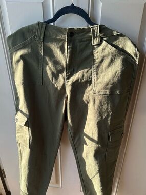 Women’s Straight-Leg Cargo Pants in Olive Green